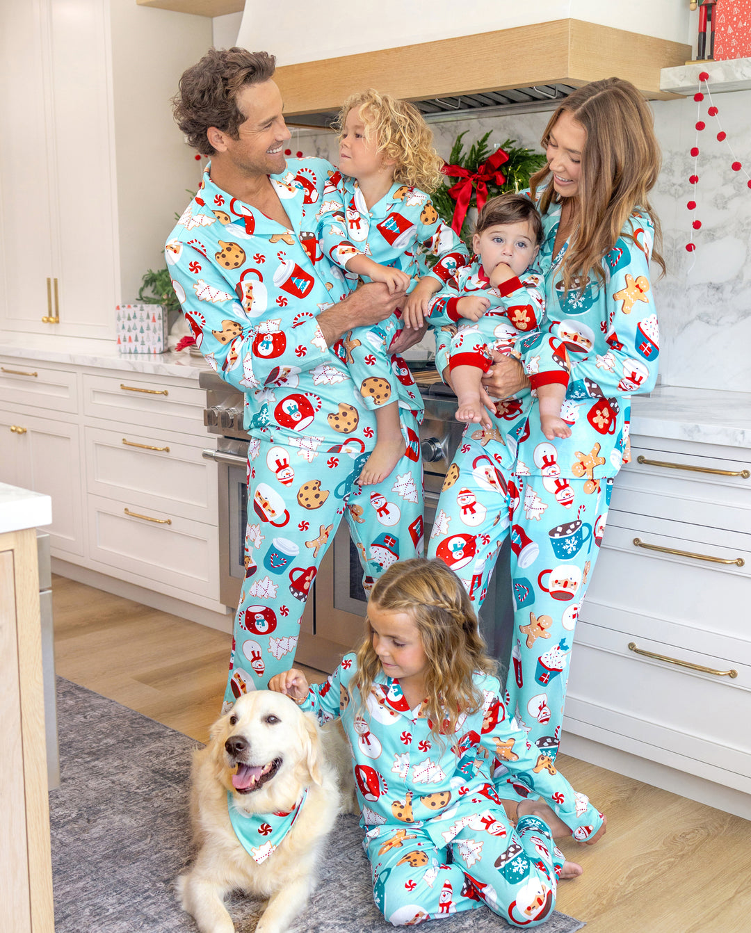 Pyjamas de Noël assortis pour la famille, imprimé bonhommes en pain d’épices et mug, bleu