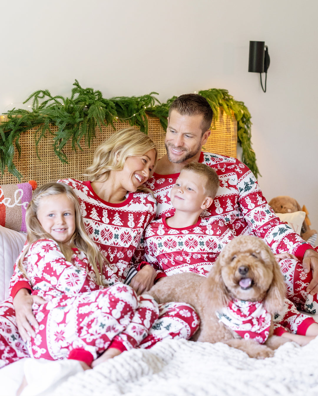 Pijamas navideños familiares a juego con estampado Fair Isle, rojo y blanco