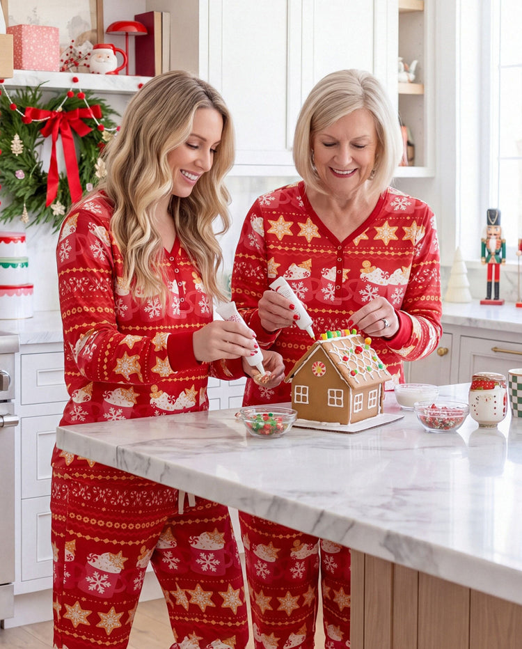 Weihnachtliche Familienpyjamas im Partnerlook mit Fair-Isle- und Tassenmotiv in Rot