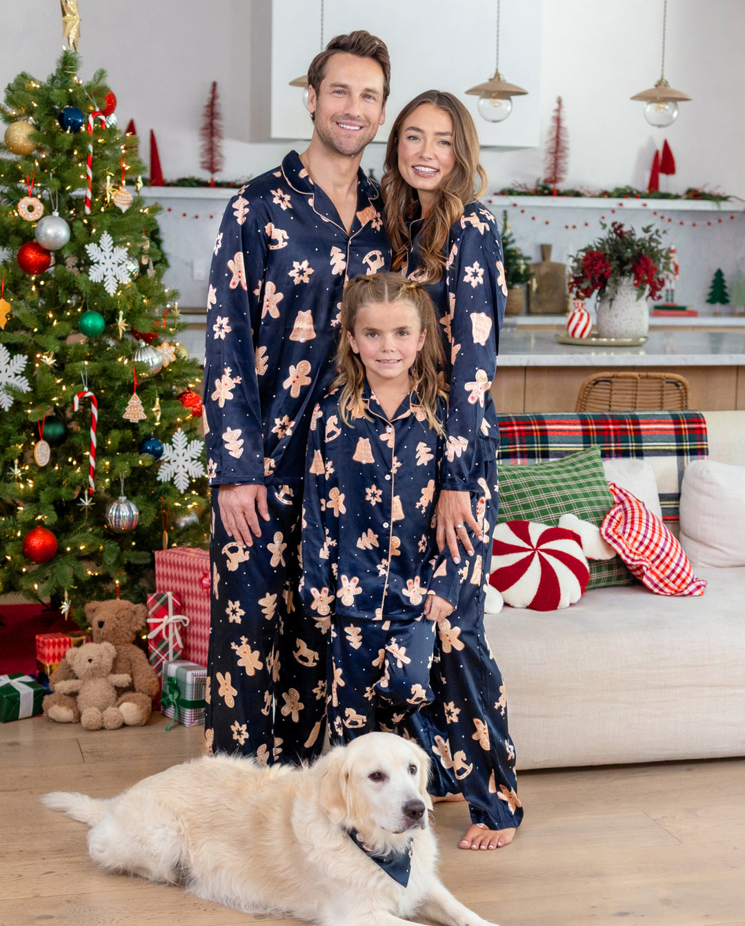 Pyjamas de Noël assortis pour toute la famille, motif bonhommes en pain d’épices, satin bleu marine