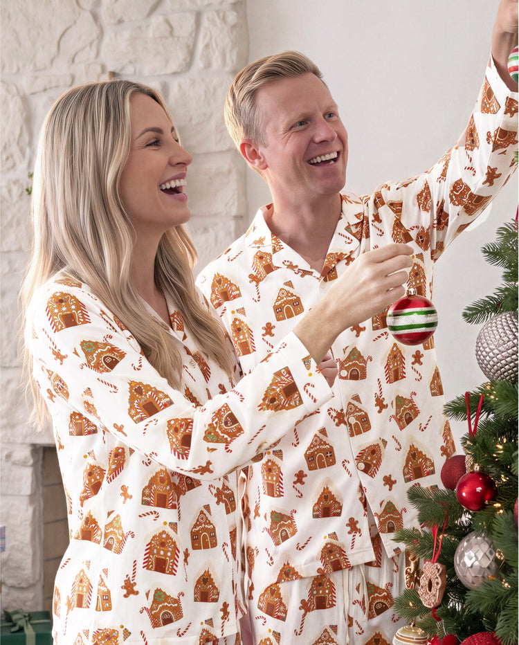 Pijamas navideños a juego para toda la familia con estampado de casas de jengibre, marrón