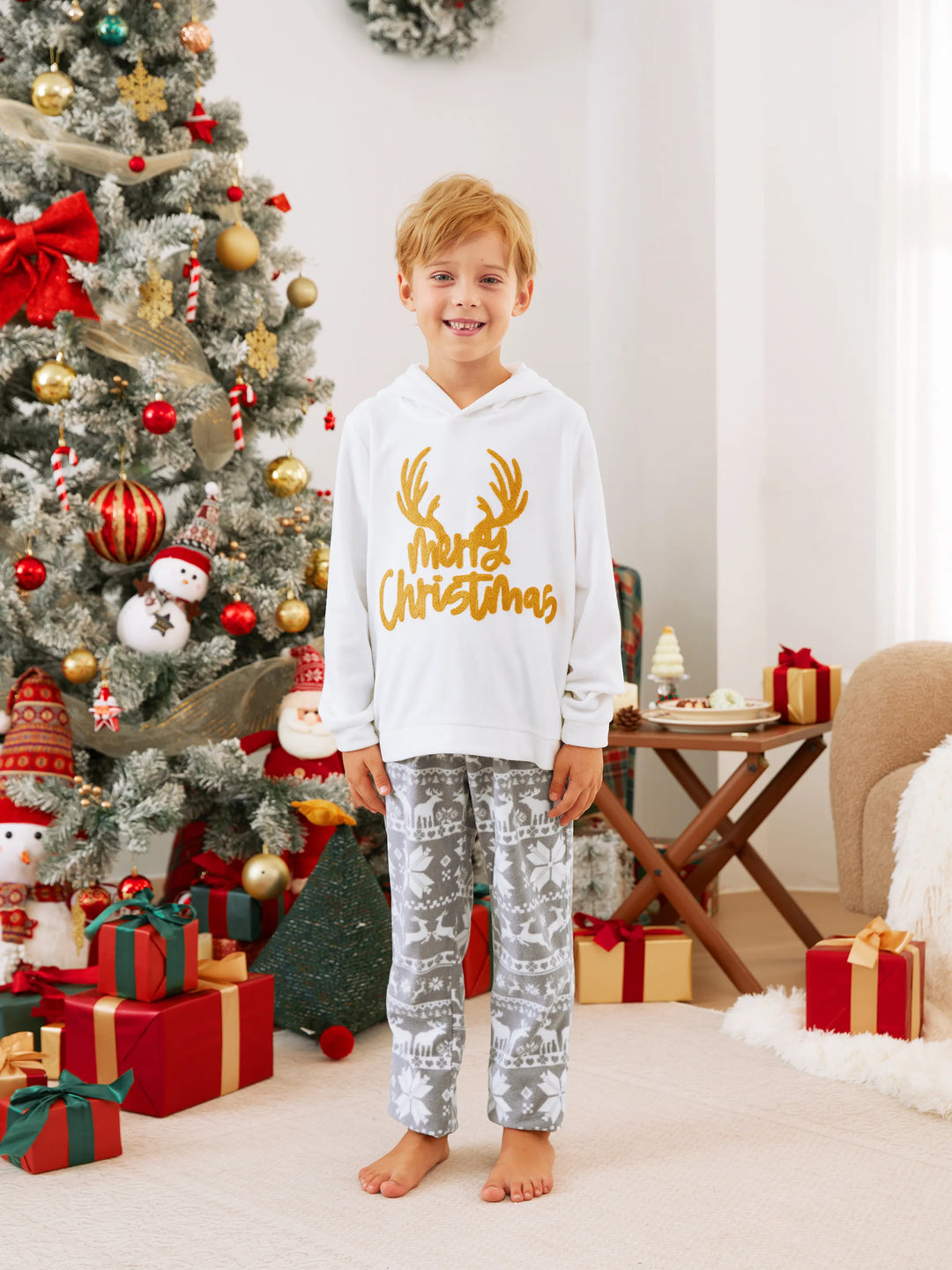 Weihnachtliche Familienpartner-Lettering Bestickte Langarm-Kapuzen-Fleece-Pyjama-Sets mit Weihnachtssocken Weiß