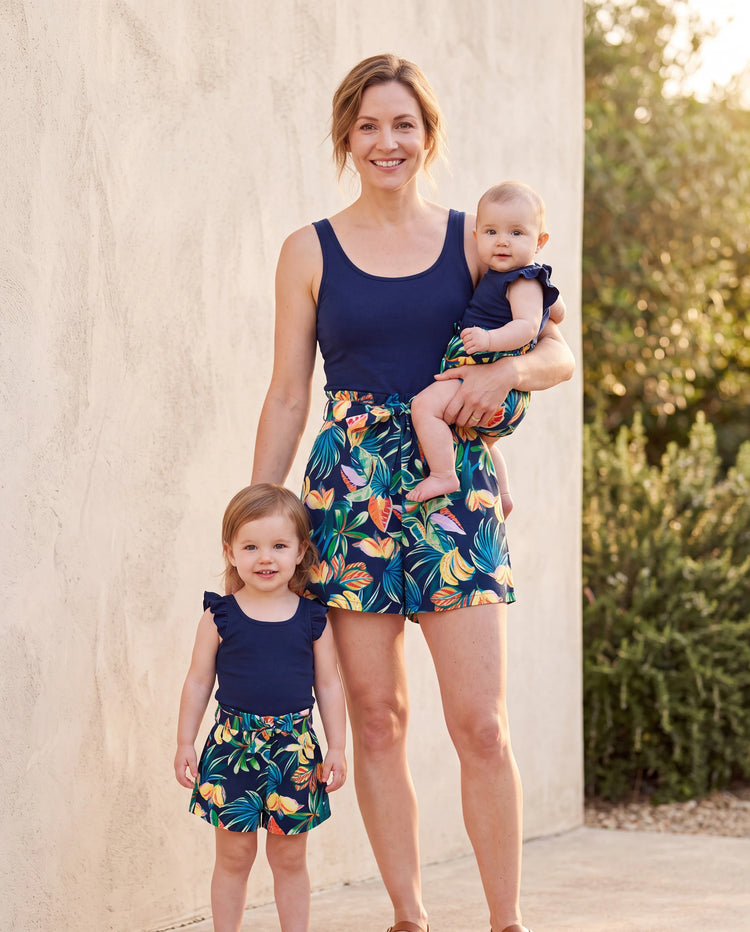 Mommy-and-Me ärmelloses Romper-Set mit tropischem Blattprint und Shorts mit Gürtel – Matching-Set in Dunkelblau.
