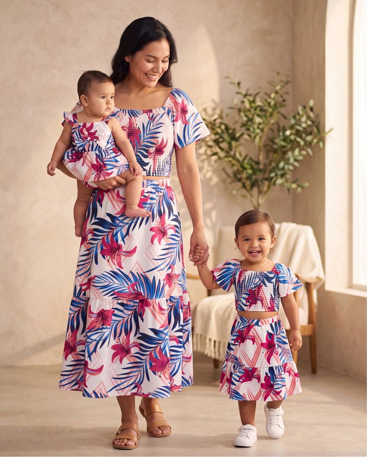 Conjuntos tropicales florales para mamá y niña con camisa de manga corta o top smock de un hombro y falda con estampado de hojas rosas y azules para vacaciones, crucero, playa Blanco