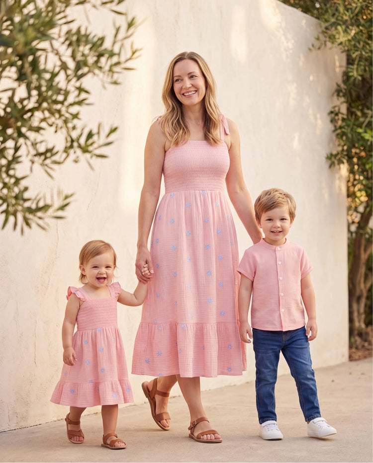 Tenues assorties maman et moi roses Robe en coton à fleurs smockée avec lien au dos pour maman et fille, chemises unies pour fils, parfait pour sorties familiales et photos d'été Rose mauve