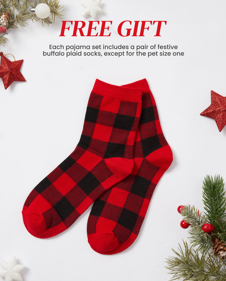 Conjunto de pijama familiar navideño con renos que brillan en la oscuridad, pantalones con estampado completo y calcetines navideños de color verde negruzco.