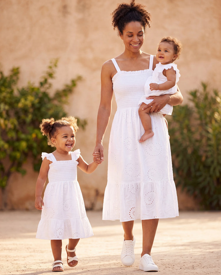 Vestidos de algodón a juego para mamá y yo Vestidos fruncidos con ojales y tirantes con volantes, perfectos para salidas y fotos familiares en verano Blanco