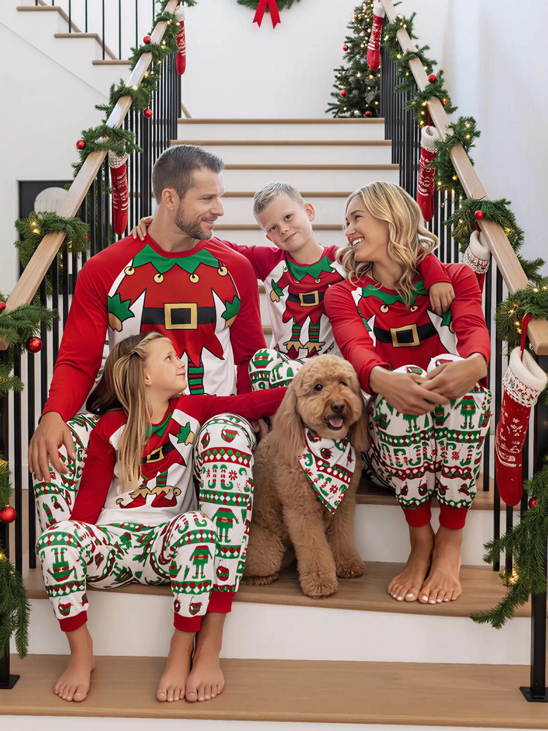 Conjunto de pijama familiar navideño a juego con estampado de duende navideño y calcetines navideños rojos