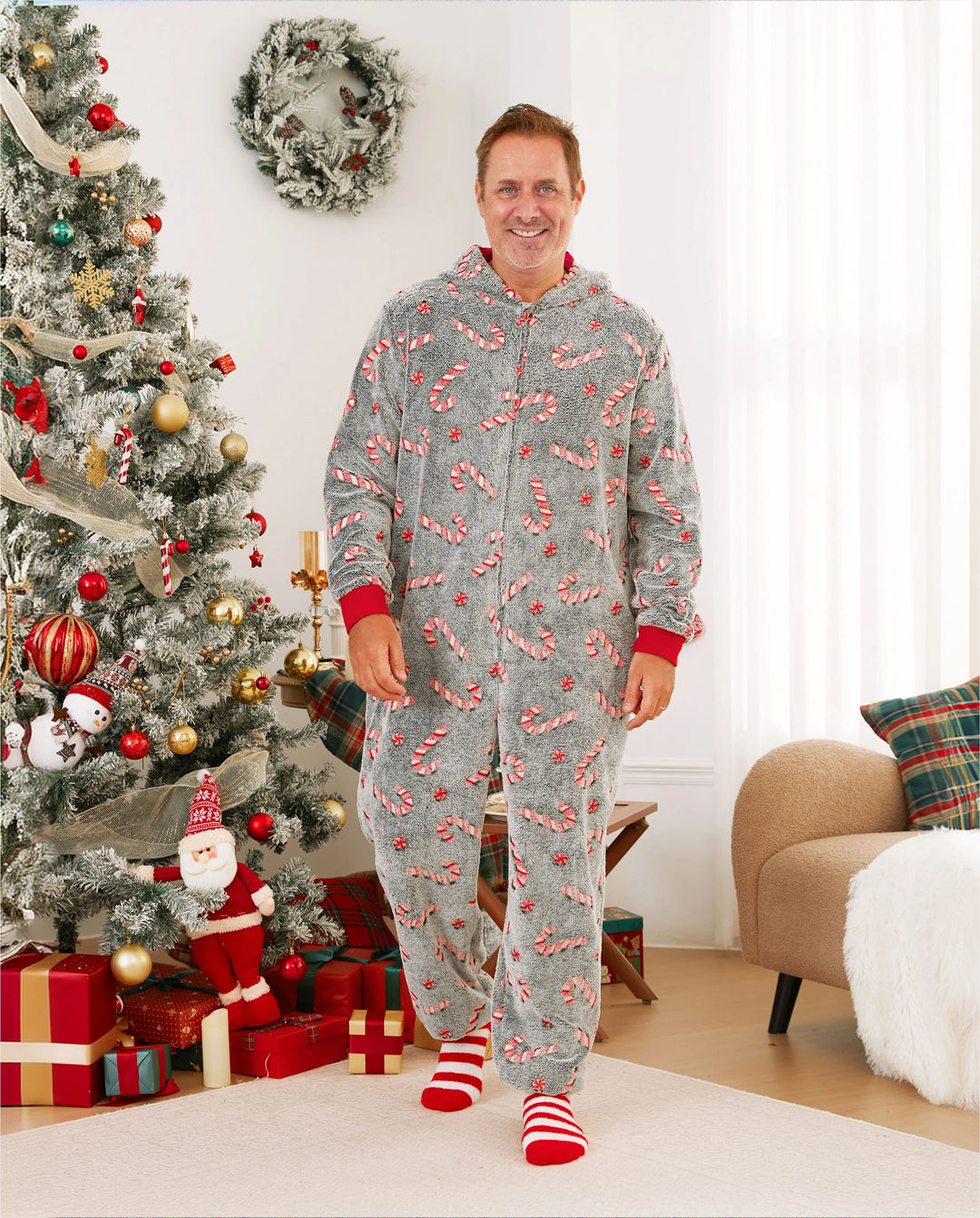 Pijamas de una pieza a juego con trajes navideños, estampado de bastón de caramelo (brillan en la oscuridad) y calcetines navideños negros.