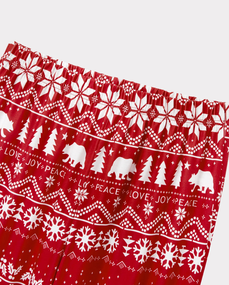 Pijamas familiares a juego con estampado navideño tradicional y calcetines navideños rojos