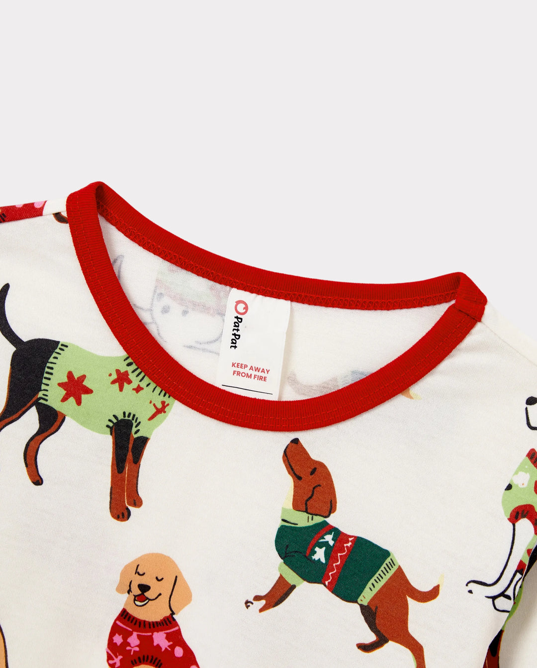 Conjunto de pijama familiar navideño a juego con estampado de varios perros y calcetines navideños color albaricoque
