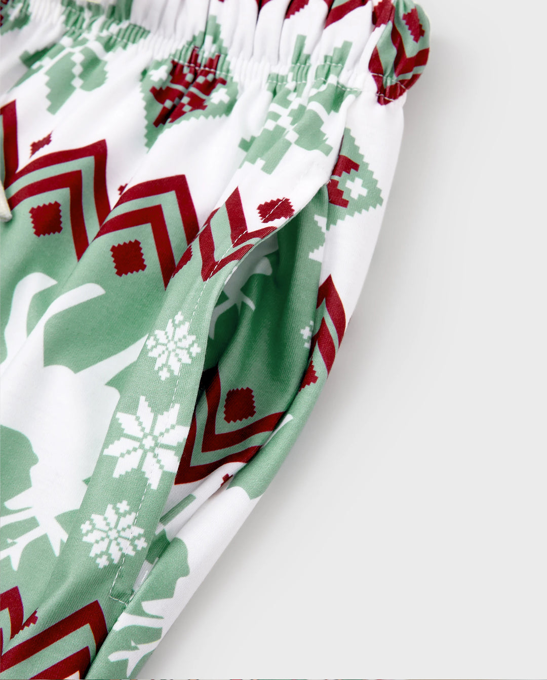 Conjunto de pijama familiar navideño a juego con estampado navideño de copos de nieve y calcetines navideños verde pálido