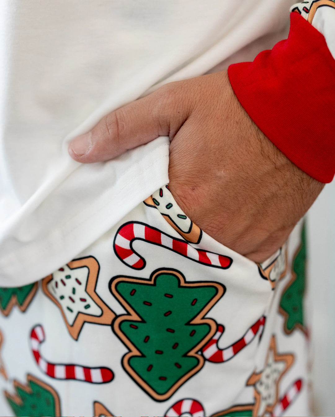 Ensemble pyjama de Noël assorti pour toute la famille, imprimé sapin de Noël rouge et abricot, avec chaussettes de Noël abricot