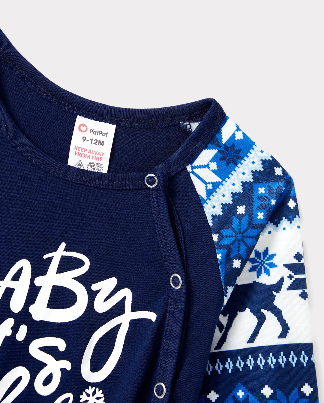 Pijama navideño con renos y letras a juego para toda la familia, en azul oscuro.