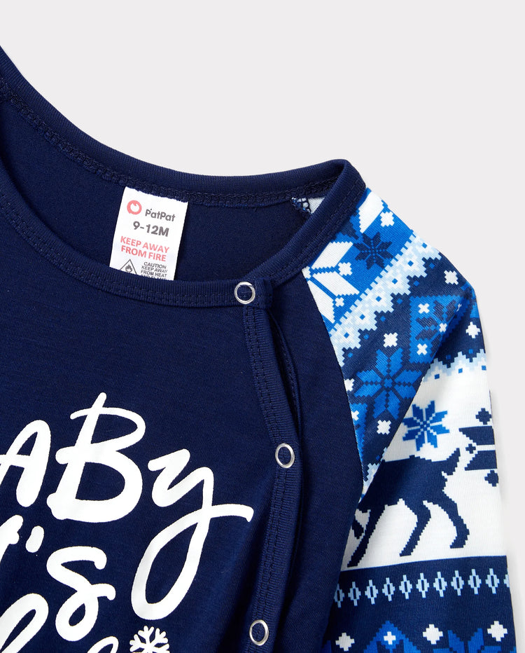 Pijama navideño con renos y letras a juego para toda la familia, en azul oscuro.
