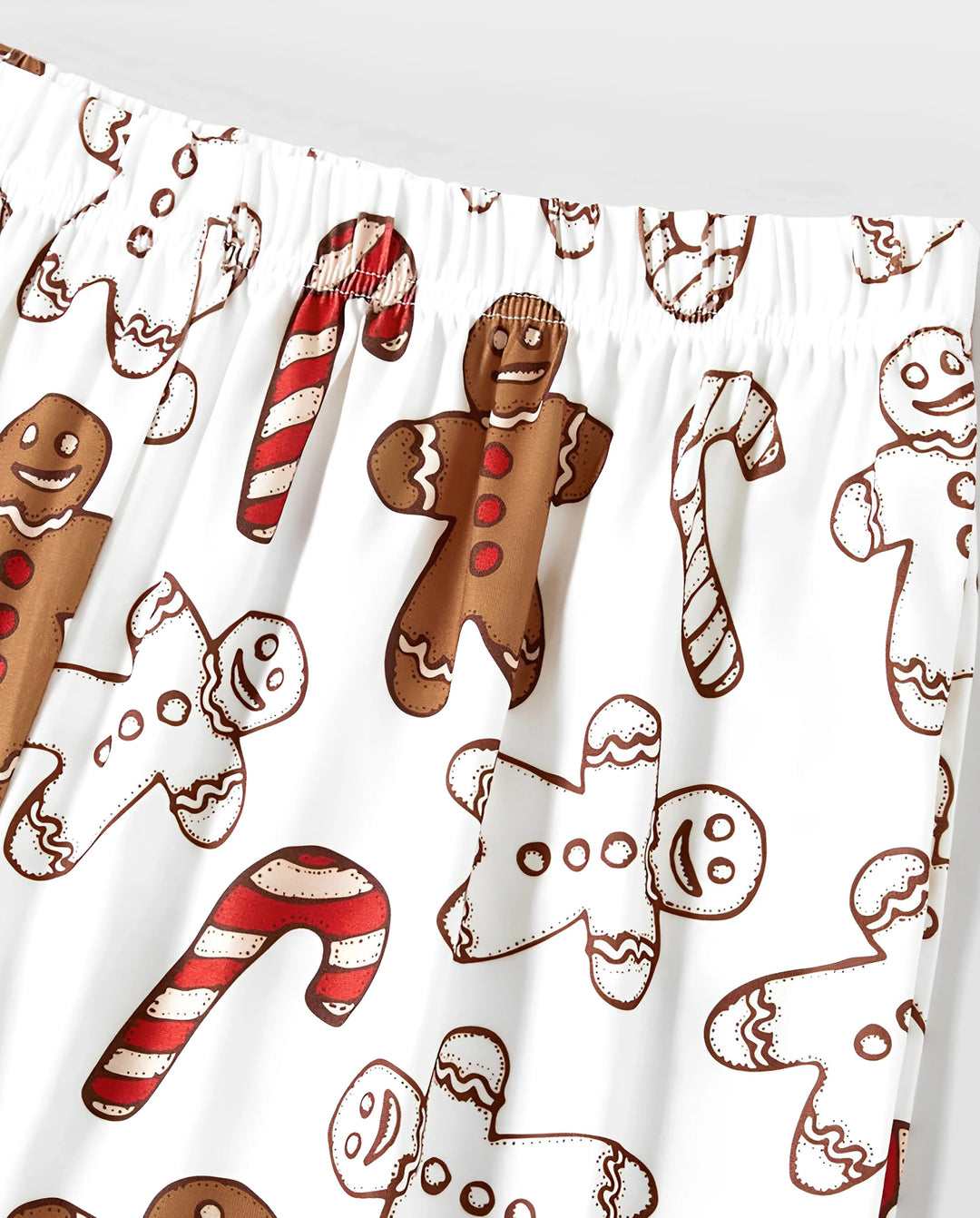 Pijama familiar navideño a juego con letras y hombrecito de jengibre, de manga larga, con calcetines navideños en color caqui.