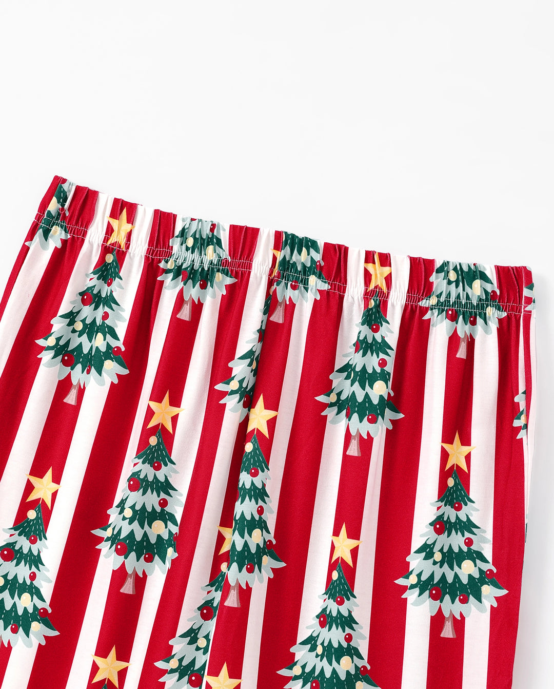 Pijama familiar navideño a juego con estampado de árboles y rayas de manga larga con calcetines navideños rojos