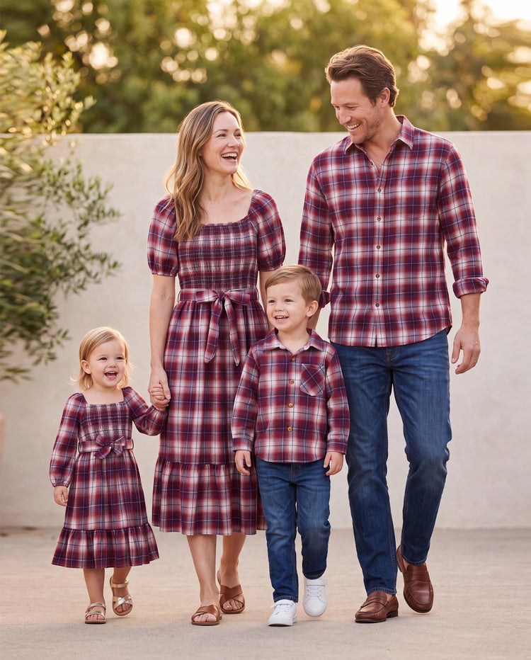 Tenues familiales assorties à carreaux de Noël : chemises à manches longues papa/fils ou robes mère/fille rouges