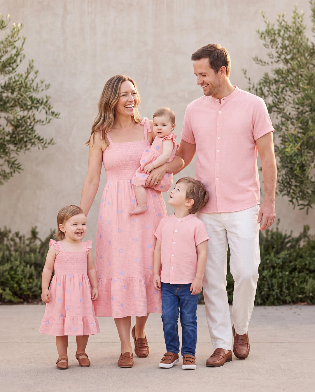 Conjuntos familiares a juego rosa Vestido de algodón fruncido con estampado floral y lazo en la espalda para mamá e hija, camisetas lisas para papá e hijo, perfecto para salidas y fotos familiares en verano Rosa malva