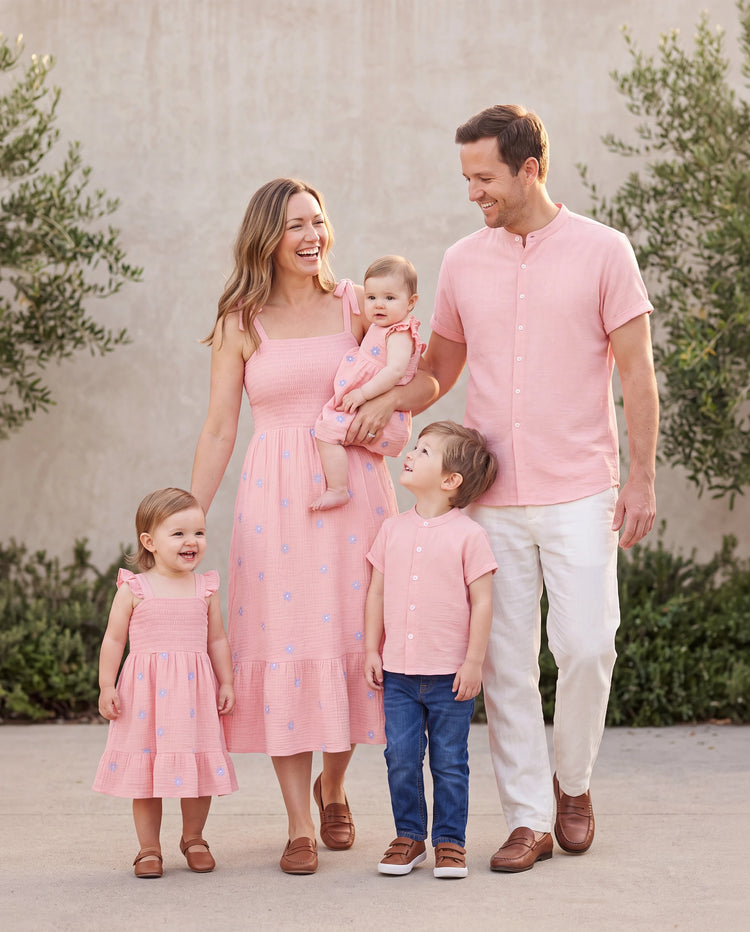 Conjuntos familiares a juego rosa Vestido de algodón fruncido con estampado floral y lazo en la espalda para mamá e hija, camisetas lisas para papá e hijo, perfecto para salidas y fotos familiares en verano Rosa malva