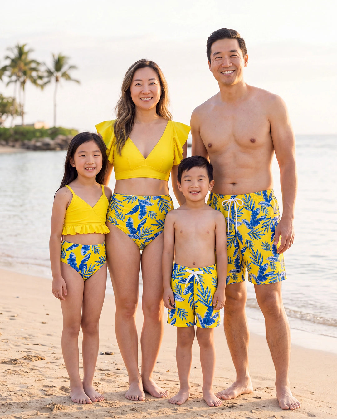Familientaugliche Badehose mit gelbem Blattprint oder Bikini mit gerüschten Flatterärmeln und optionalem Badeüberwurf gelb