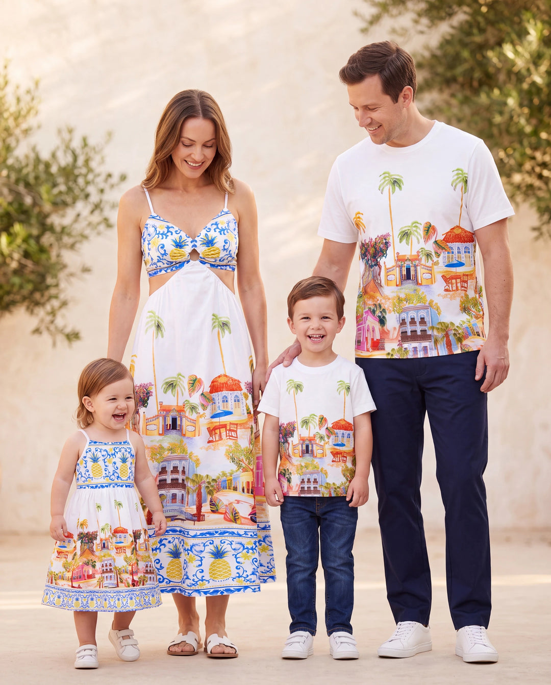 Ensemble de vacances assorti pour la famille T-shirt à manches courtes imprimé tropical ananas et cocotier ou robe à bretelles ajourée pour les vacances d'été blanche