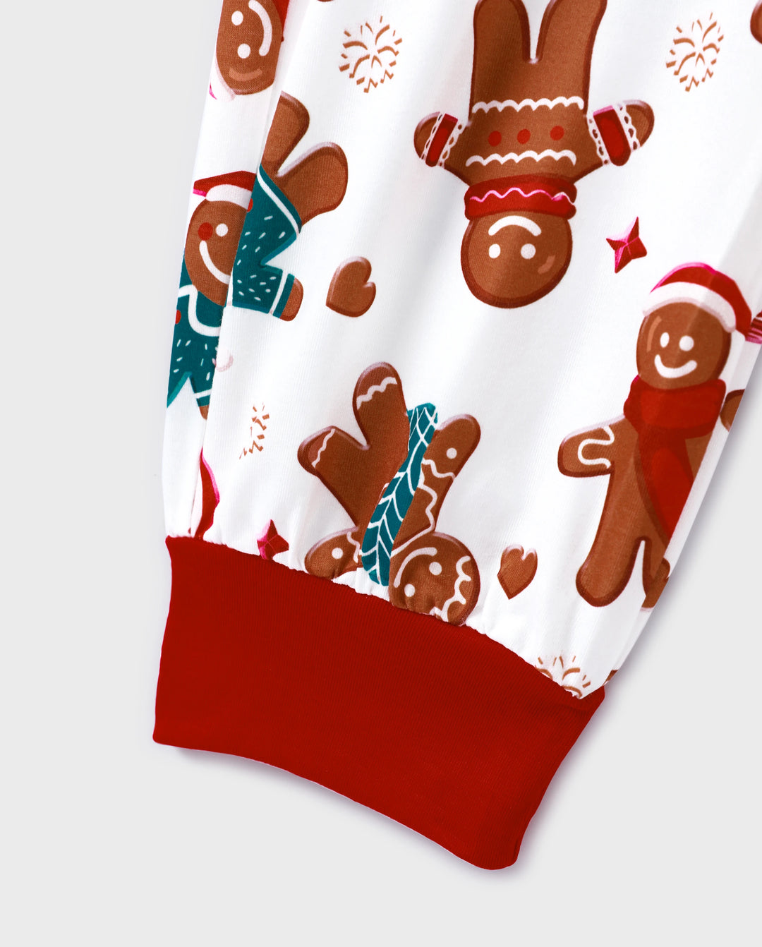 Pijama familiar navideño a juego con estampado de hombrecito de jengibre y calcetines navideños blancos