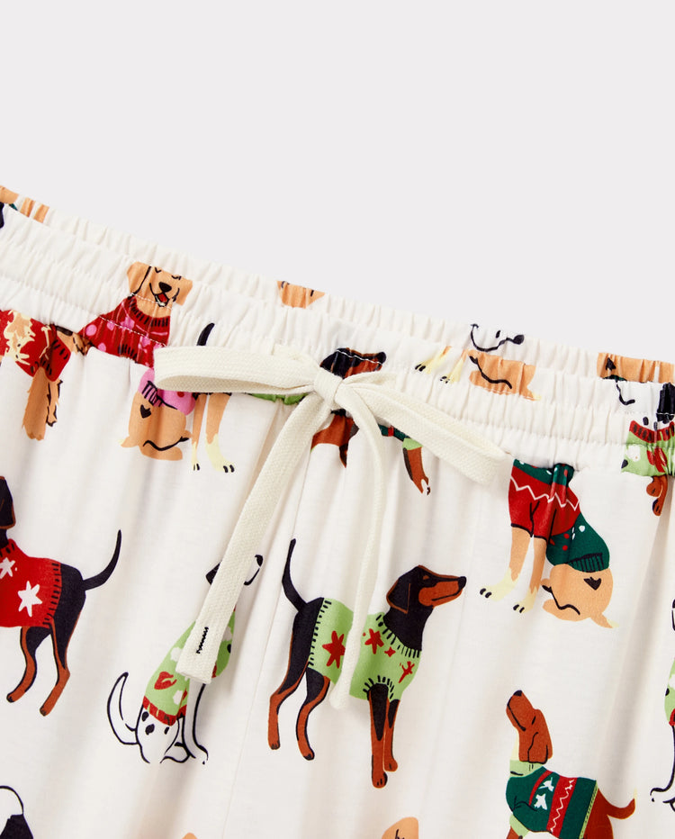 Conjunto de pijama familiar navideño a juego con estampado de varios perros y calcetines navideños color albaricoque