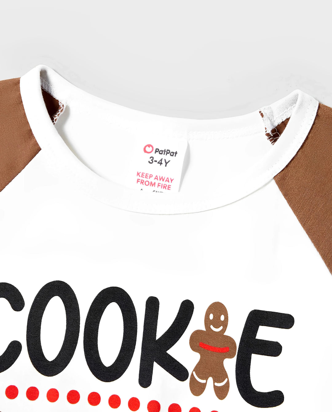 Pijama familiar navideño a juego con letras y hombrecito de jengibre, de manga larga, con calcetines navideños en color caqui.