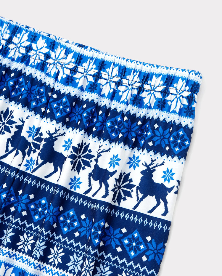 Pijama navideño con renos y letras a juego para toda la familia, en azul oscuro.