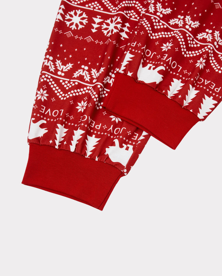 Pijamas familiares a juego con estampado navideño tradicional y calcetines navideños rojos