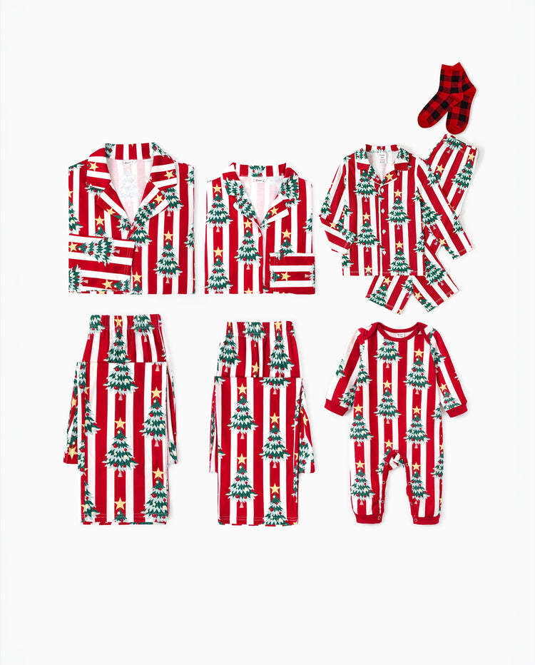 Pijama familiar navideño a juego con estampado de árboles y rayas de manga larga con calcetines navideños rojos