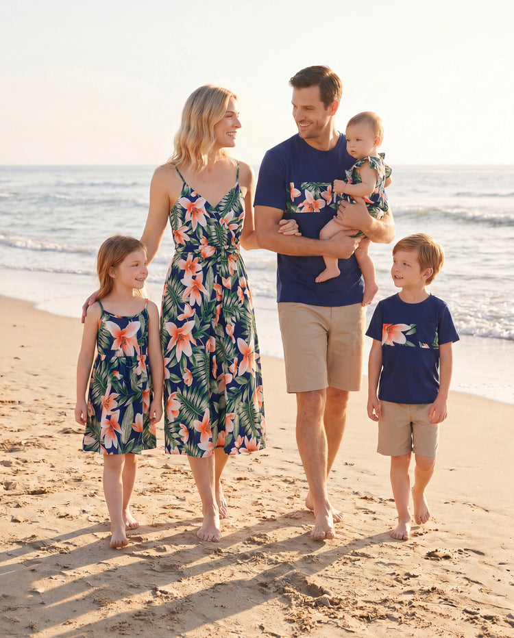 Conjuntos familiares a juego: camisetas de manga corta con paneles florales o vestidos midi con cuello en V y tirantes finos con estampado floral completo y broche oculto en azul real.