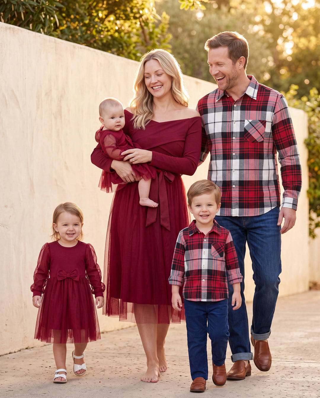 Familienpassende karierte Hemdoberteile und rote Mesh-Spleiß-Gürtelkleider-Sets Burgundy