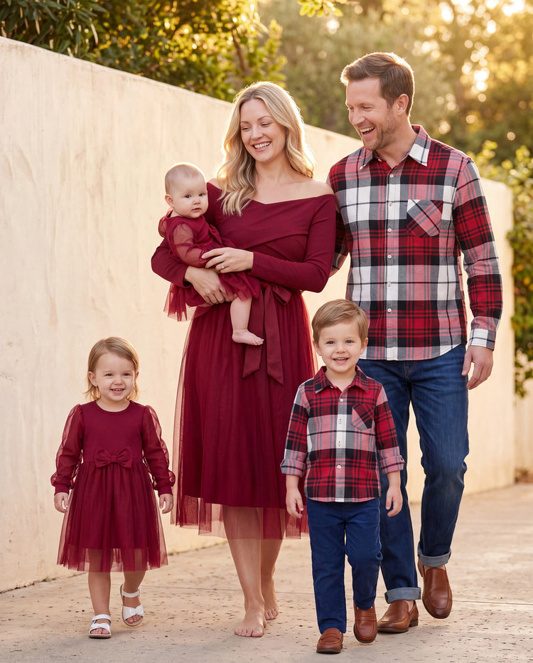 Familienpassende karierte Hemdoberteile und rote Mesh-Spleiß-Gürtelkleider-Sets Burgundy