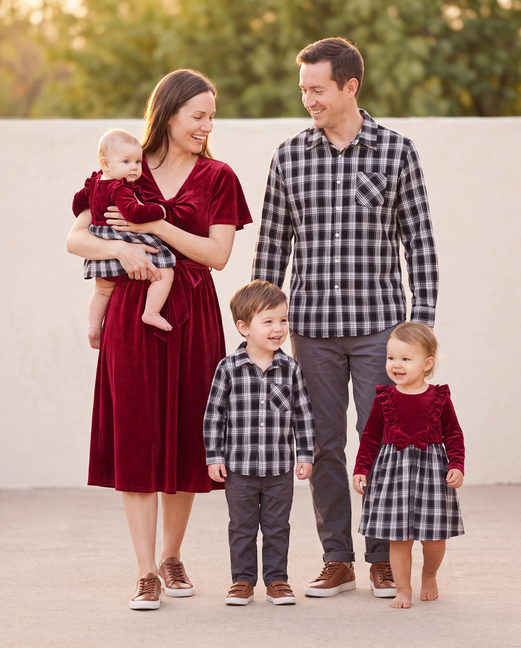 Conjuntos familiares a juego: sudadera de manga larga a cuadros en blanco y negro o vestido de terciopelo de manga corta con cinturón en color burdeos