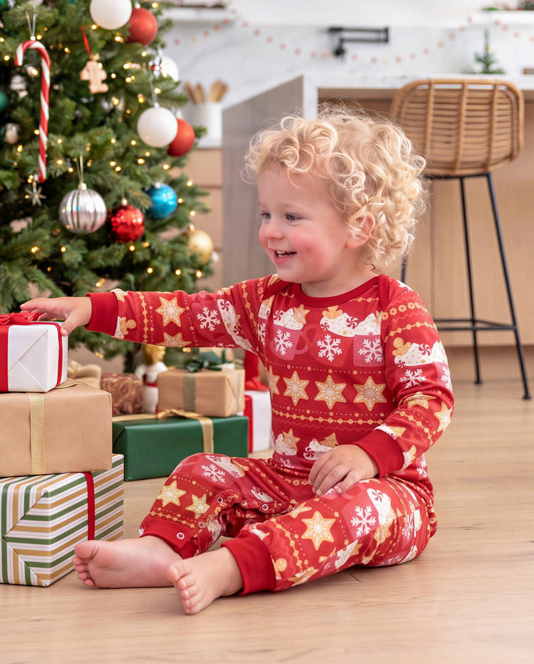 Weihnachtliche Familienpyjamas im Partnerlook mit Fair-Isle- und Tassenmotiv in Rot