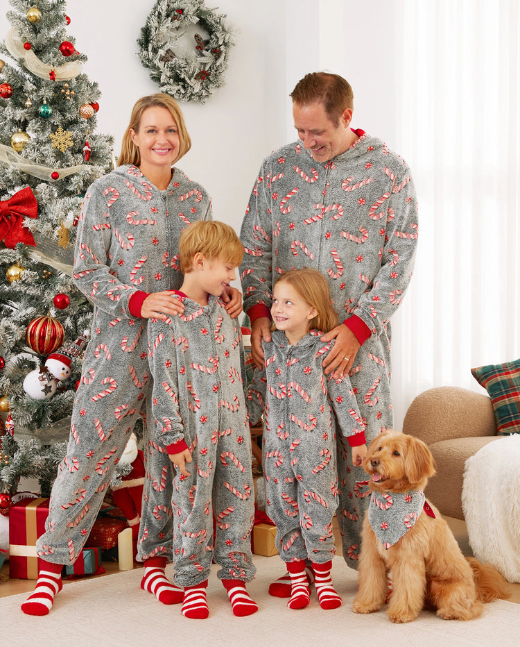 Pijamas de una pieza a juego con trajes navideños, estampado de bastón de caramelo (brillan en la oscuridad) y calcetines navideños negros.