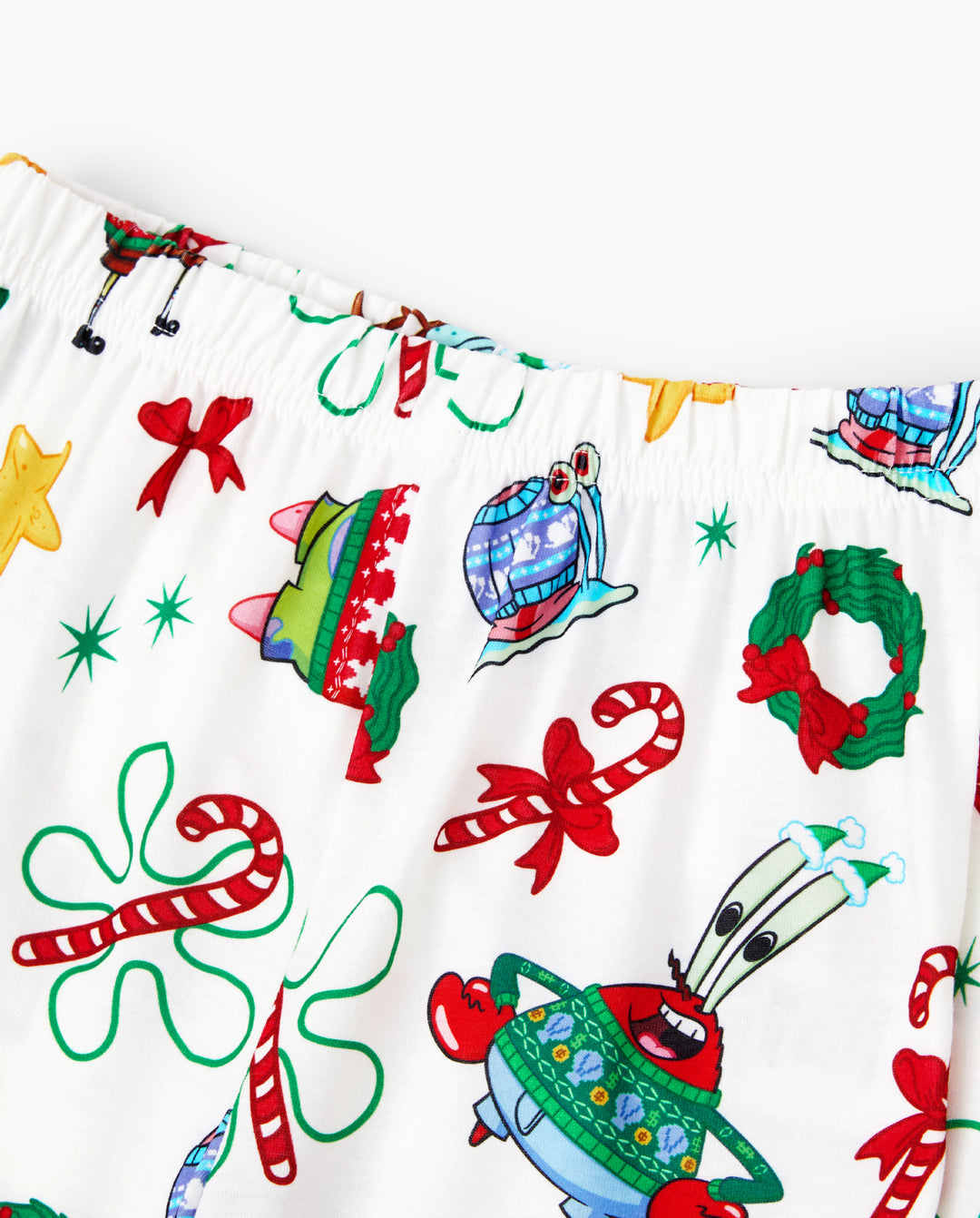 Conjuntos de pijamas navideños a juego con bloques de colores y calcetines navideños de Bob Esponja.