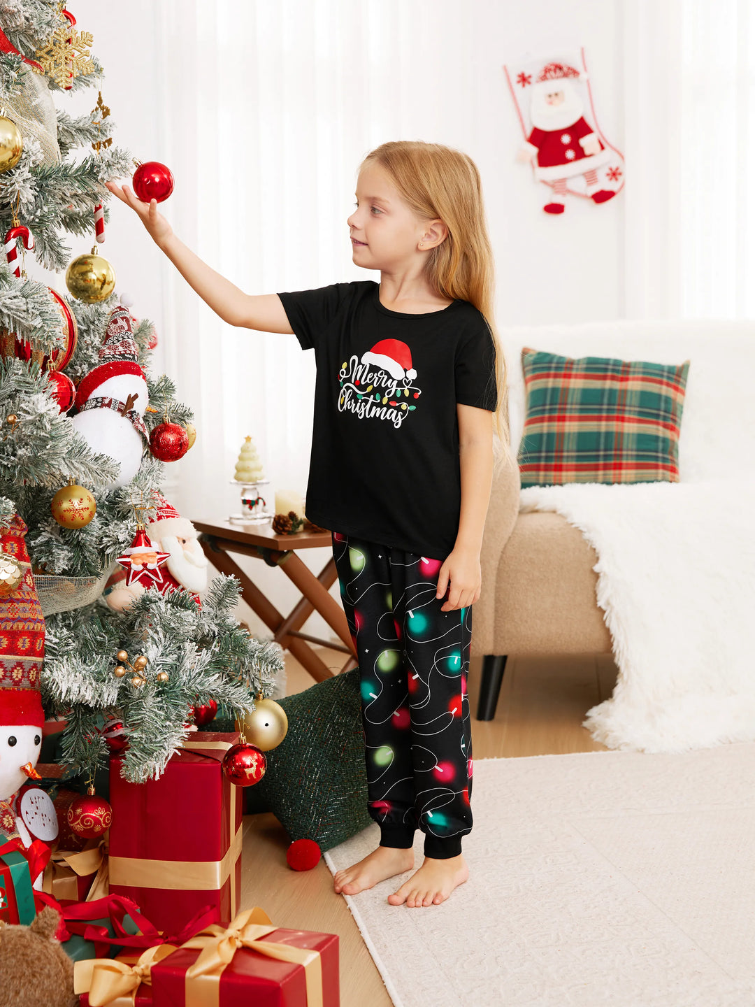 Conjunto de pijama de manga corta con estampado navideño de letras y bombillas festivas a juego para toda la familia, color negro