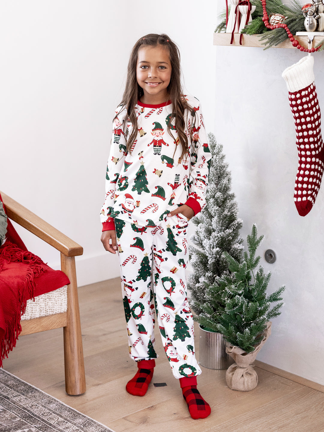 Conjunto de pijama familiar navideño a juego, con estampado de Papá Noel y árbol de Navidad, de manga larga y calcetines navideños, color blanco