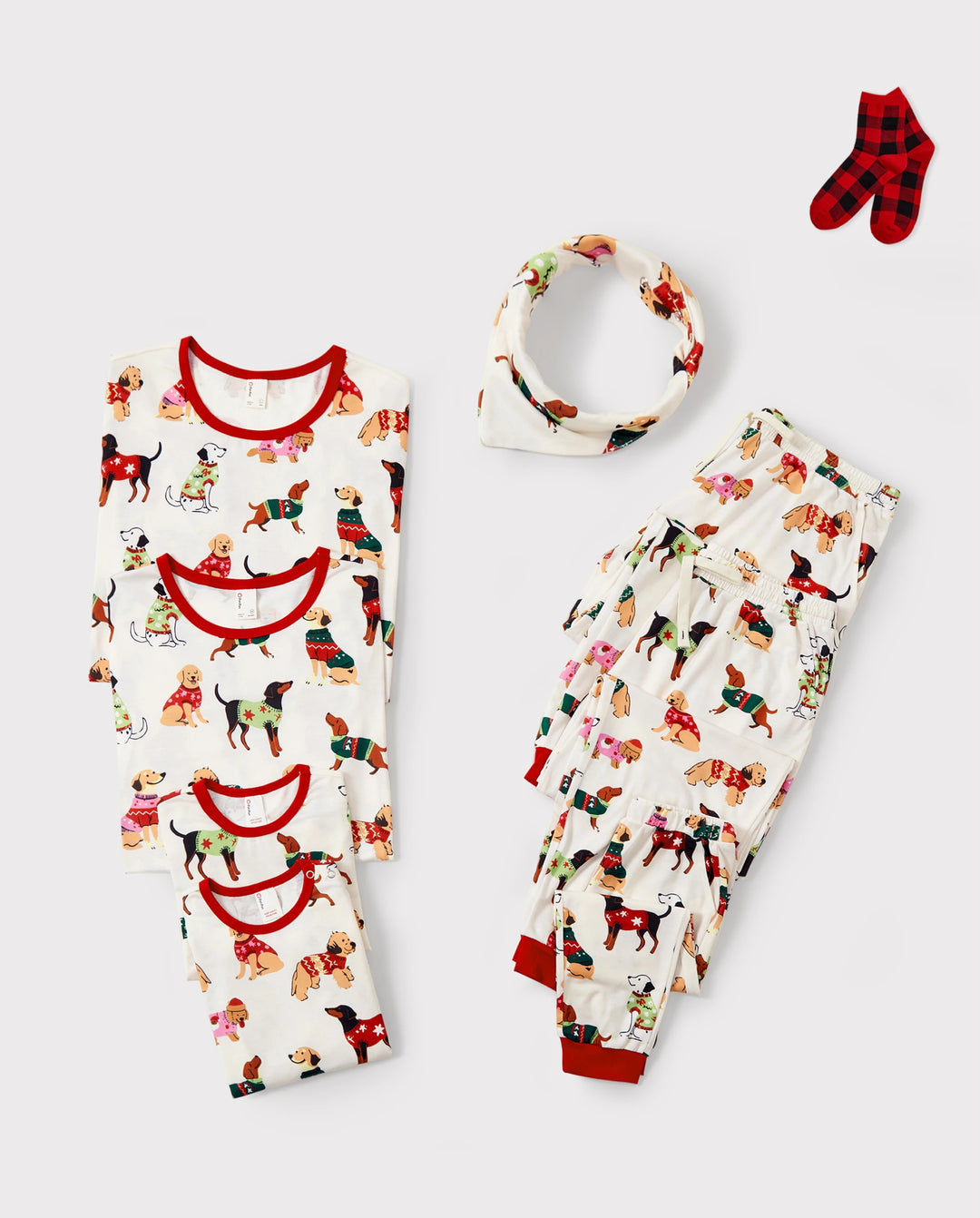 Conjunto de pijama familiar navideño a juego con estampado de varios perros y calcetines navideños color albaricoque