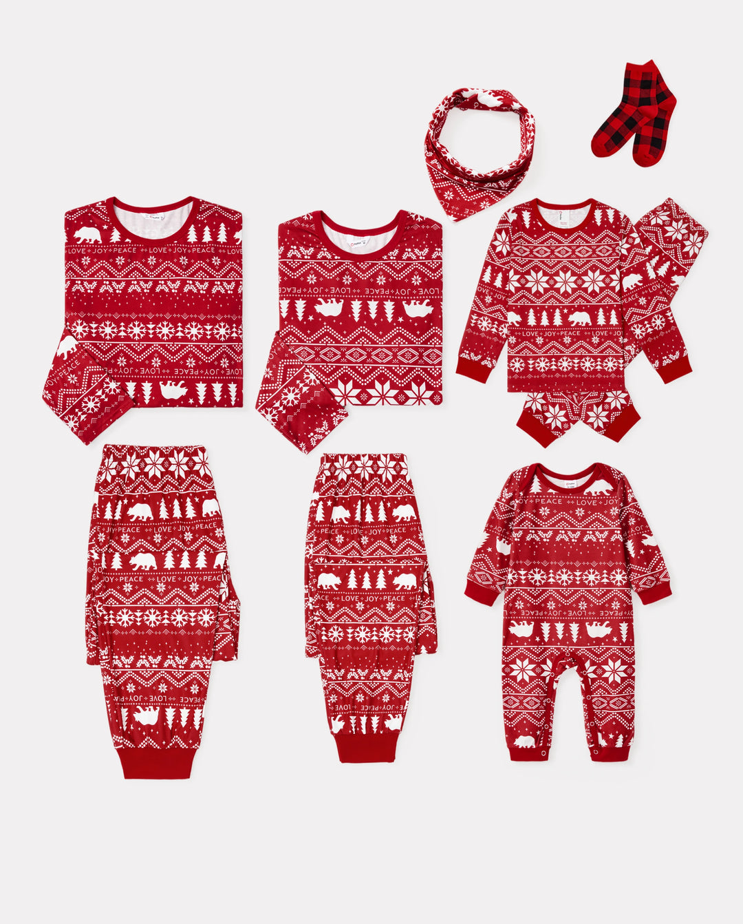 Pijamas familiares a juego con estampado navideño tradicional y calcetines navideños rojos