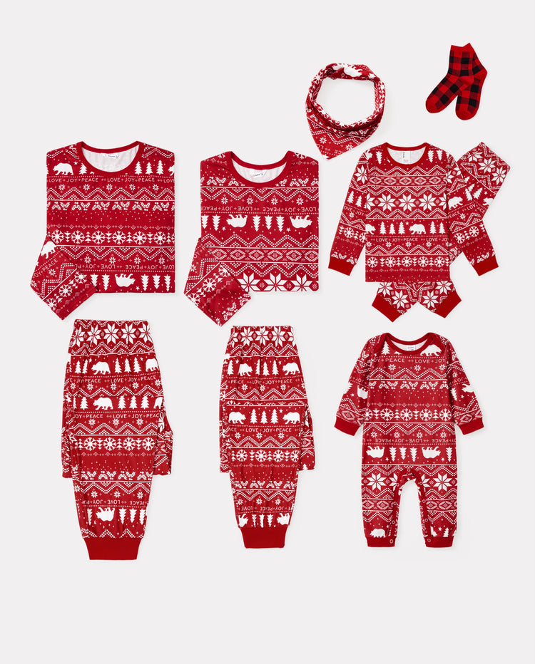 Pijamas familiares a juego con estampado navideño tradicional y calcetines navideños rojos