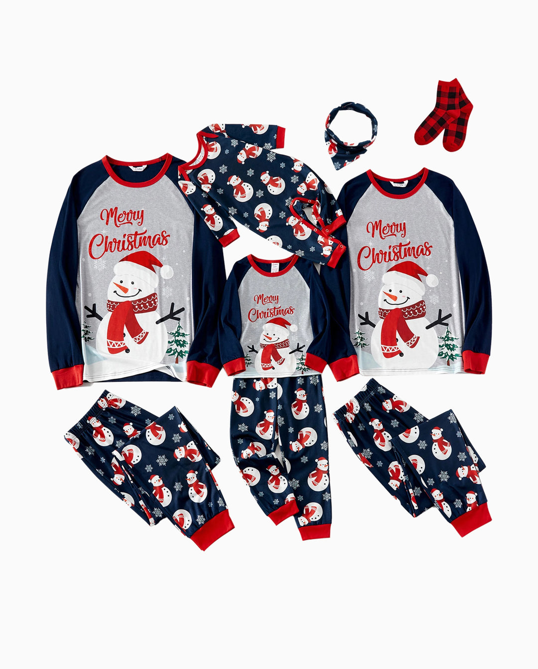 Pijamas familiares a juego con estampado de letras y muñeco de nieve navideño, mangas raglán y calcetines navideños en bloques de color.