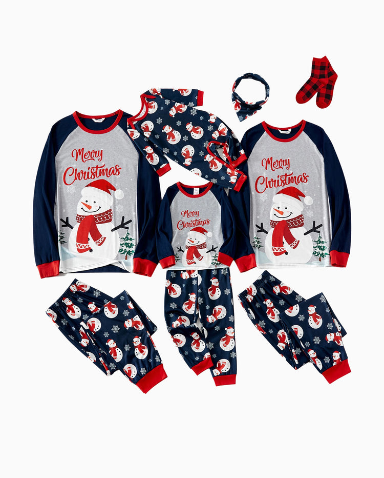 Pijamas familiares a juego con estampado de letras y muñeco de nieve navideño, mangas raglán y calcetines navideños en bloques de color.