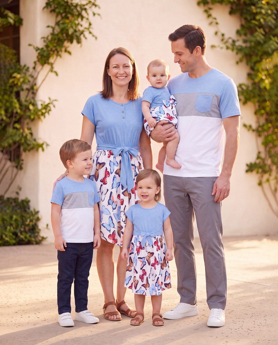 Ensembles assortis famille – T-shirt casual tout doux à papillons et robes sous le genou ceinturées, couleur bleu/bleu clair
