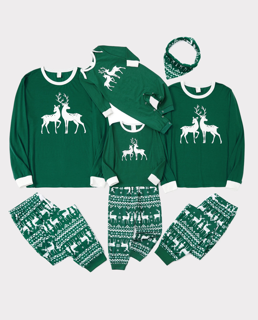 Conjunto de pijama familiar navideño con renos que brillan en la oscuridad, pantalones con estampado completo y calcetines navideños de color verde negruzco.