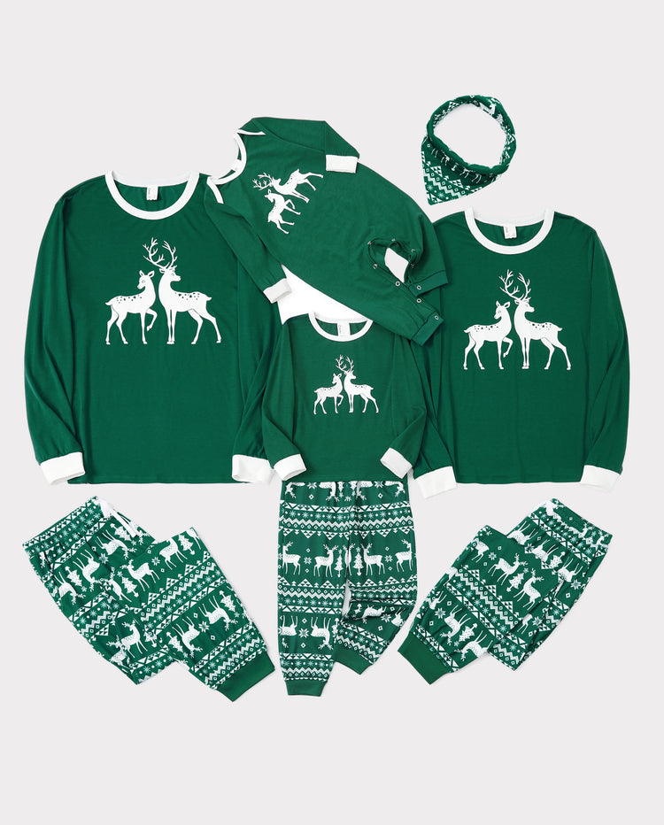 Conjunto de pijama familiar navideño con renos que brillan en la oscuridad, pantalones con estampado completo y calcetines navideños de color verde negruzco.
