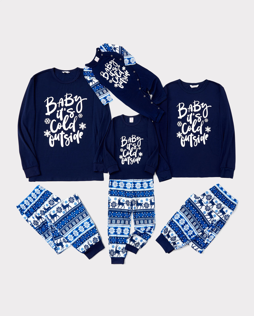 Pijama navideño con renos y letras a juego para toda la familia, en azul oscuro.